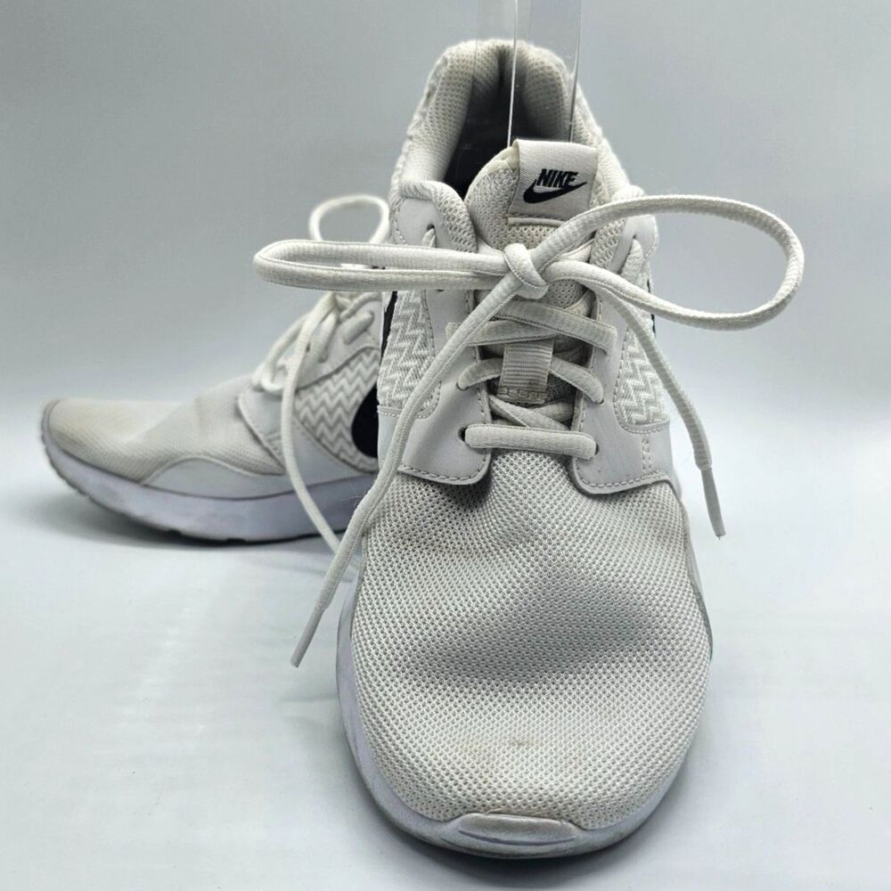 Nike Women Sneakers Size 8 White Black Swoosh Running Athletic Shoes